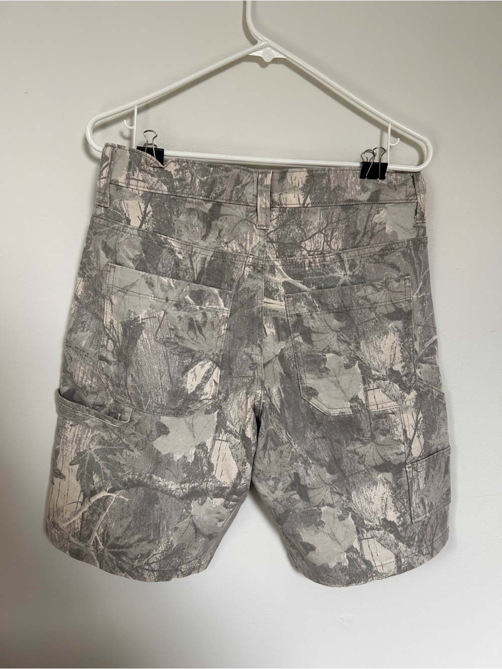 Hollister Men's Gray Camo Cargo Shorts - Picture 2 of 2